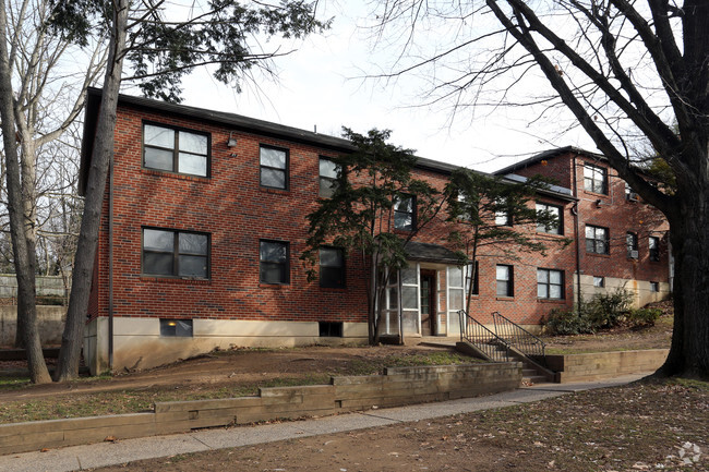 Building Exterior - Forest Garden Apartments