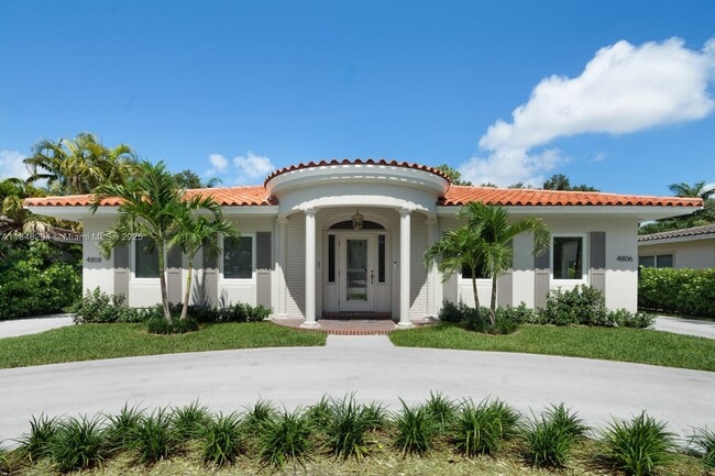 Foto del edificio - 4808 University Dr