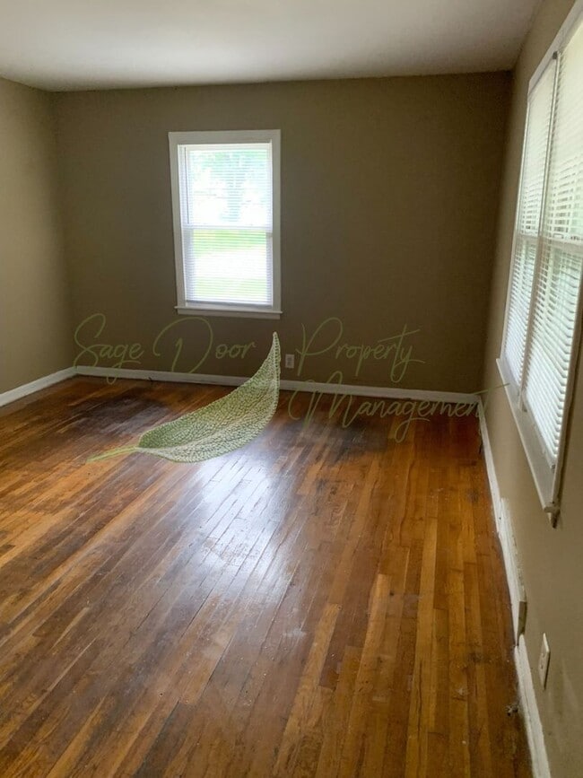 Building Photo - BEAUTIFUL HARDWOOD FLOORS!!!