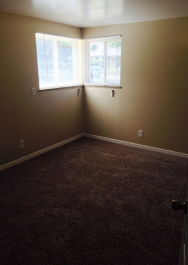 Building Photo - Spacious 4BR/2BA Home with HUGE Yard! AVAI...