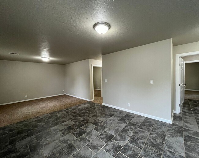 Foto del edificio - 3 bedroom 2 bath!