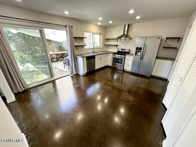 Building Photo - 15010 Reedley St