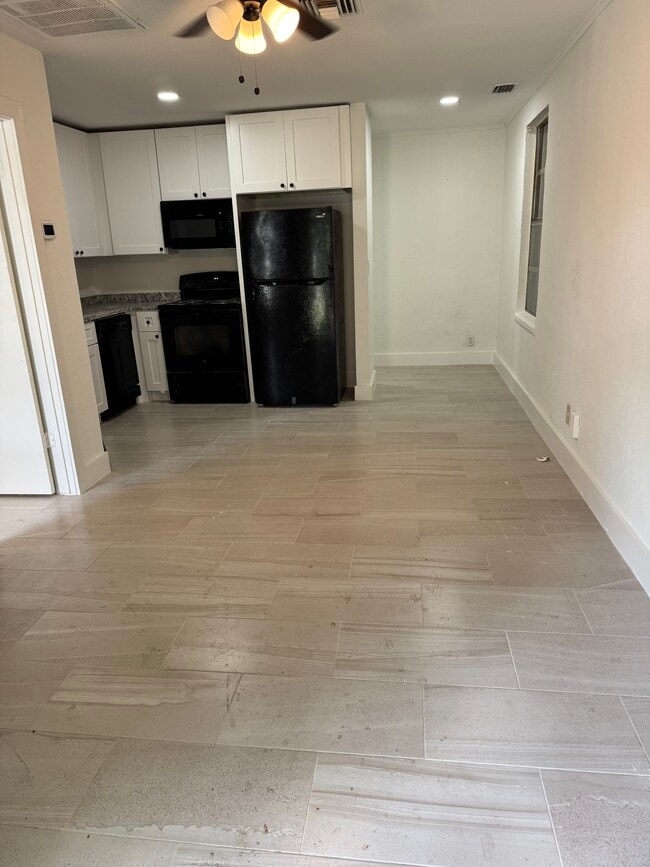 Living room - 4620 McGregor Blvd