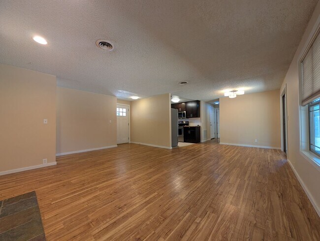 Foto del edificio - Nice 4-Bedroom, 2-Bath Home Located In Wes...