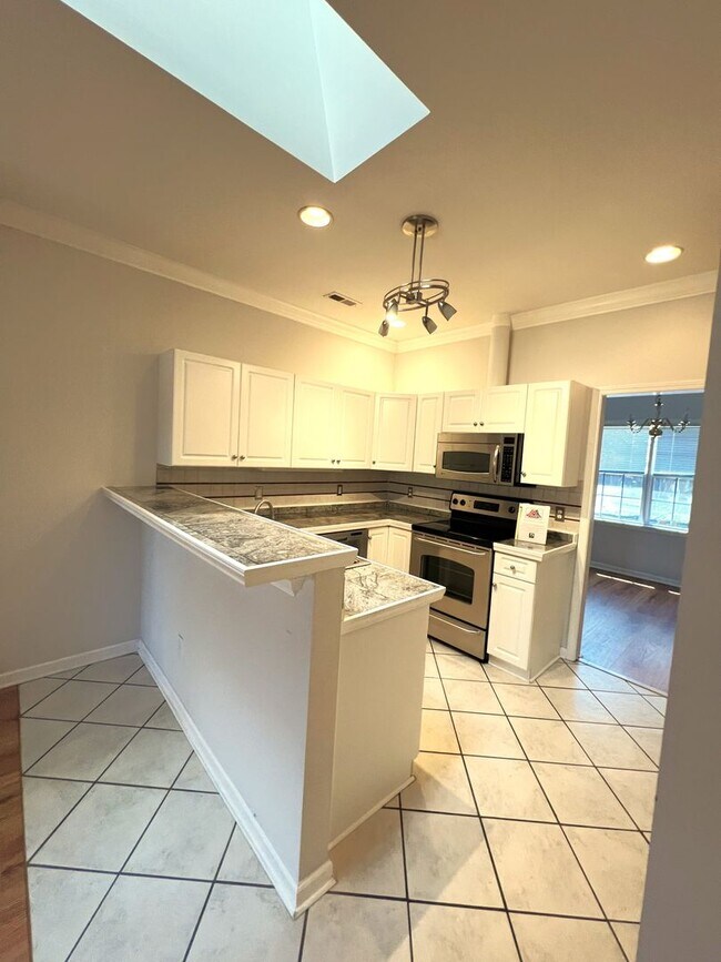 Foto del edificio - Merestone 1 level brick patio home. 2 Car garage, walk to The Point Shopping, restaurants and mov...