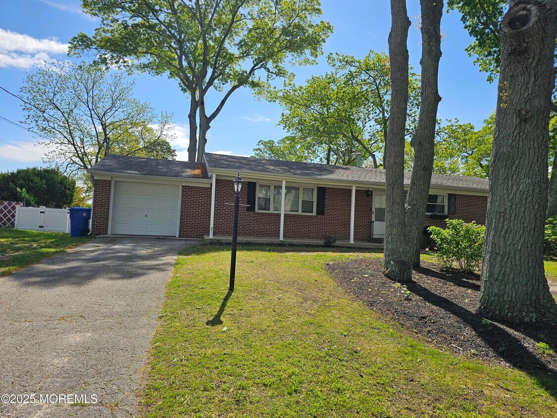 Foto principal - 1825 Greenwood Rd