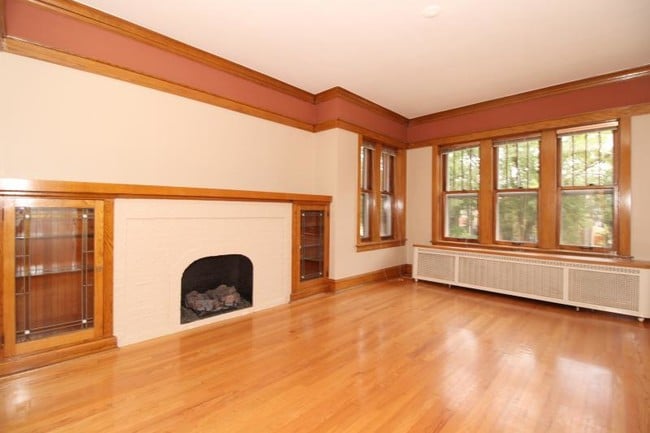 Building Photo - 5006 W Sunnyside Ave