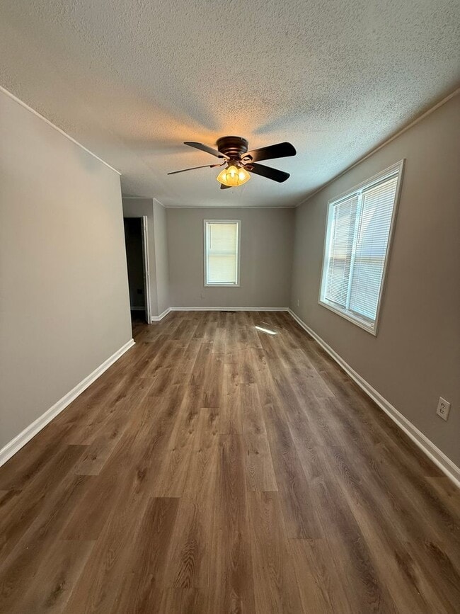 Building Photo - 2 bedroom 1 bath single family home