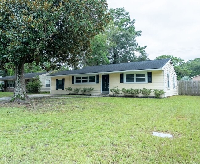 Building Photo - Comfortable Home Minutes from Park Circle