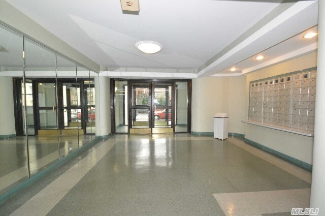 Foto del edificio - 9840 64th Ave