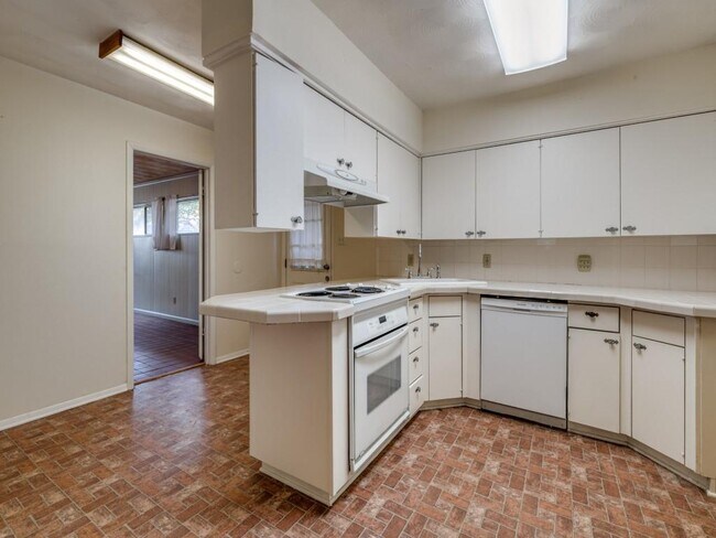 Building Photo - 1701 Chip-N-Dale Dr