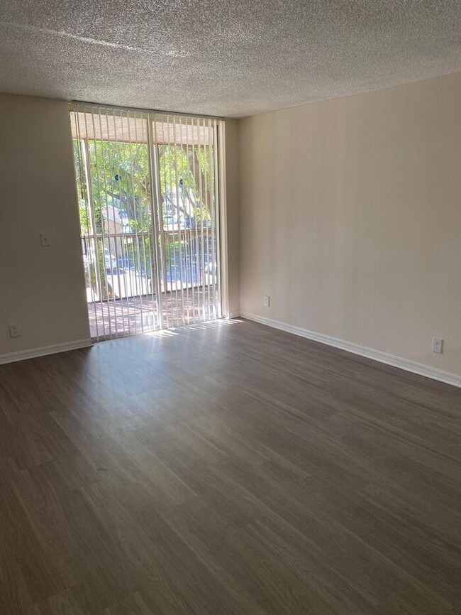 Foto del edificio - SPACIOUS 2BED/2BATH- UPGRADED UNIT NEW APP...