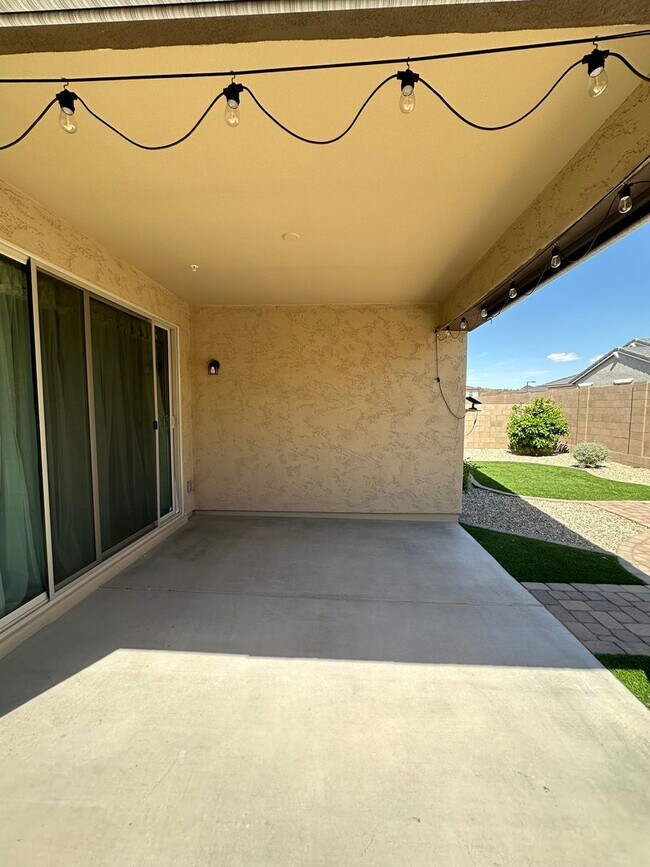 Building Photo - 3 BD HOME IN PEORIA WITH SOLAR