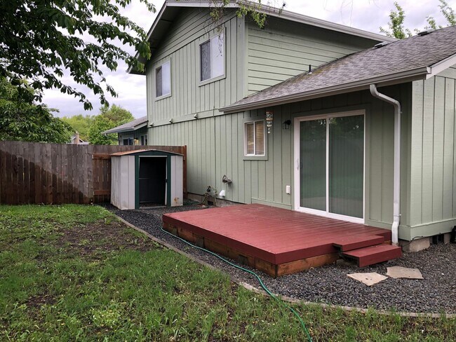 Foto del edificio - Completely updated 3 bedroom 1 bath duplex!