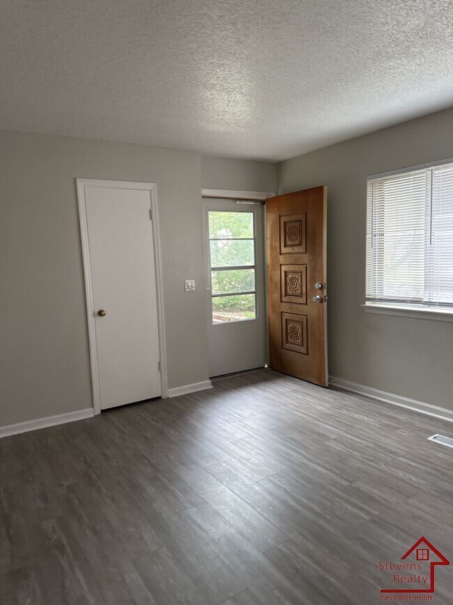 Foto del edificio - 7131 Holland Ln