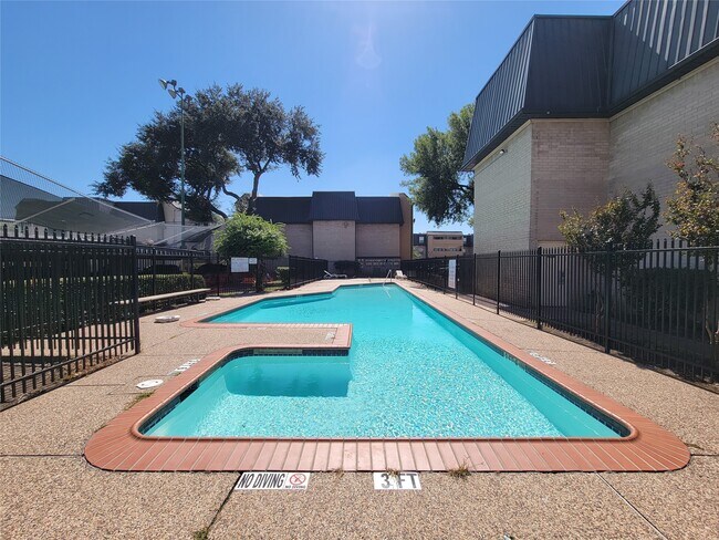 Foto del edificio - 8435 Hearth Dr