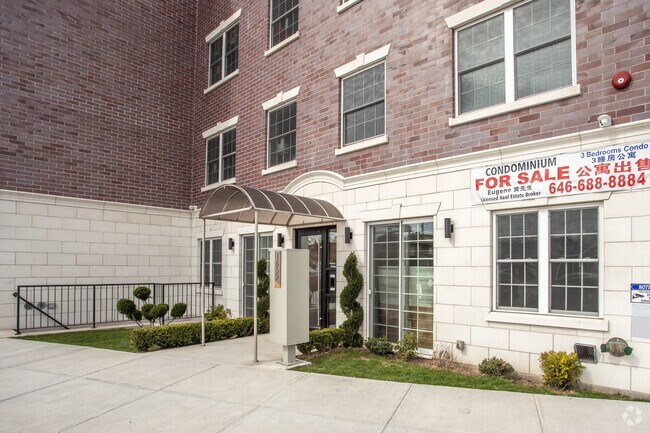 Building Photo - 1652 Stillwell Ave