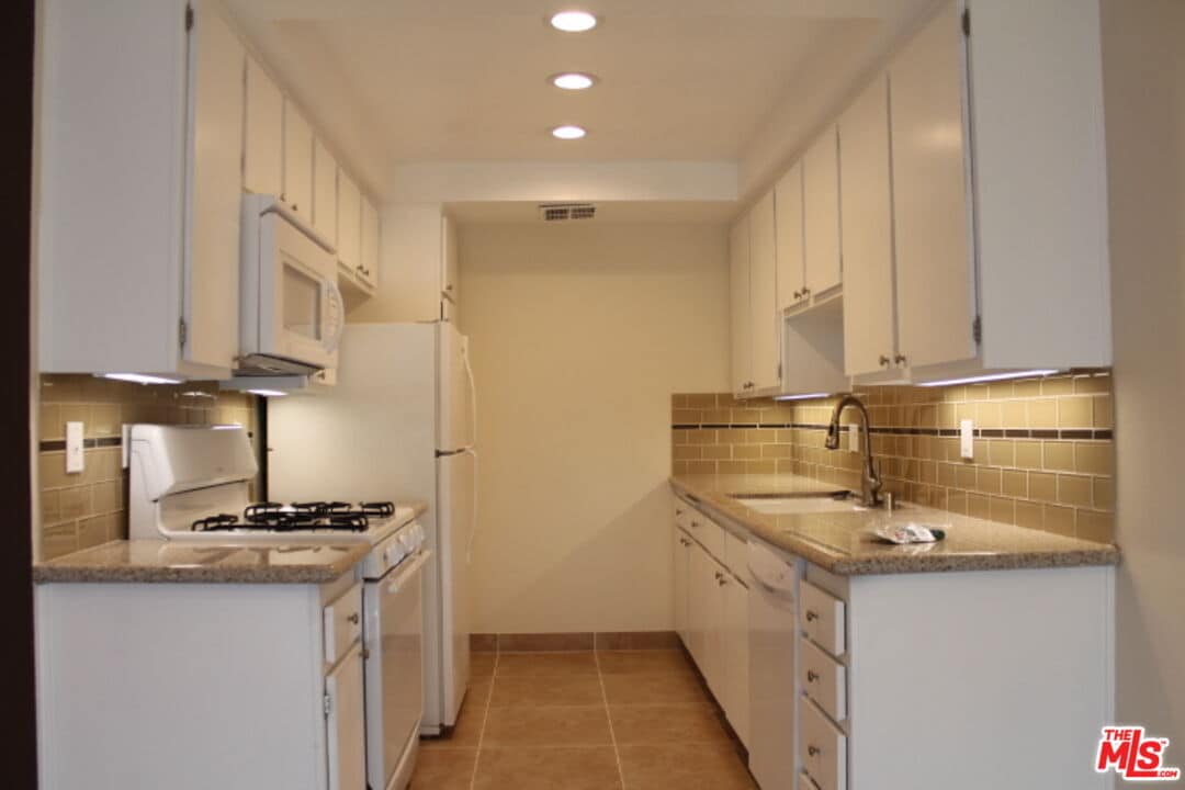 Foto principal - 2349 S Bentley Ave