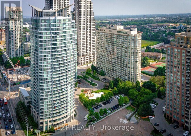 Photo du bâtiment - 1 Elm Dr W