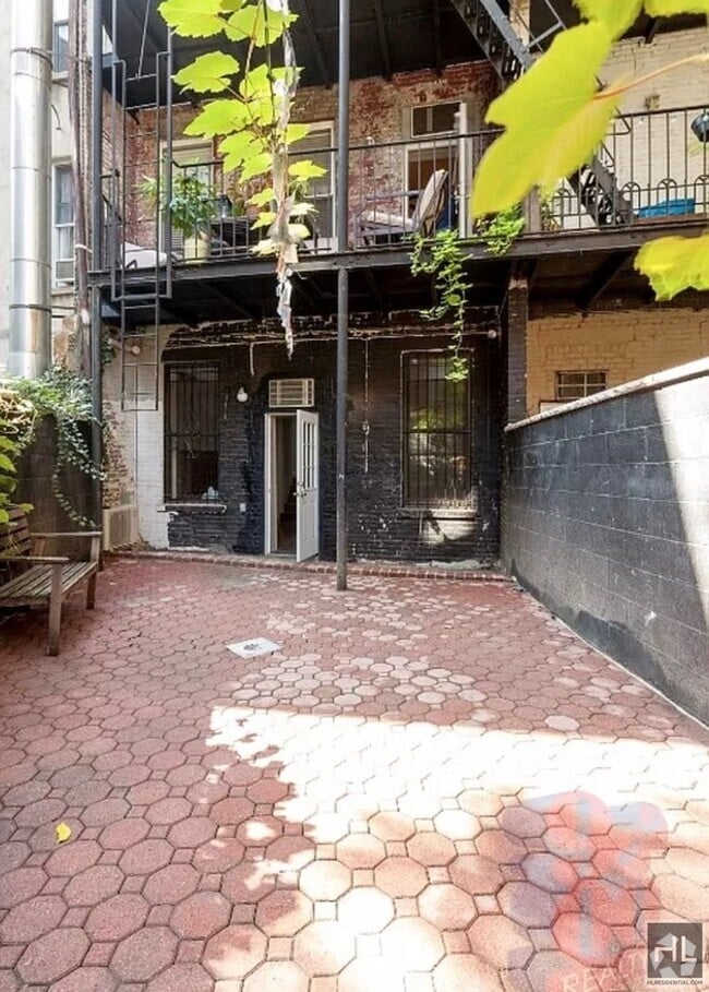 Building Photo - Hudson Street