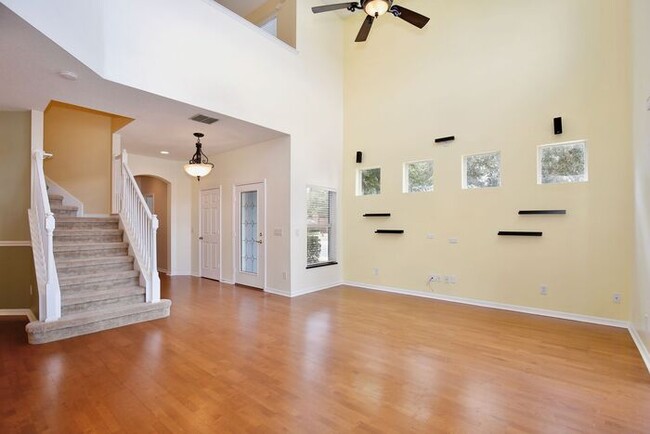 Building Photo - Elegant 3/3 Spacious Townhome with a 2 Car...