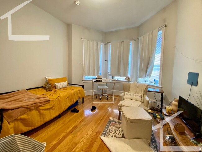 Building Photo - 1070 Beacon St