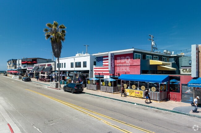 Locals and visitors can grab a quick drink in the many bars of Mission Beach.