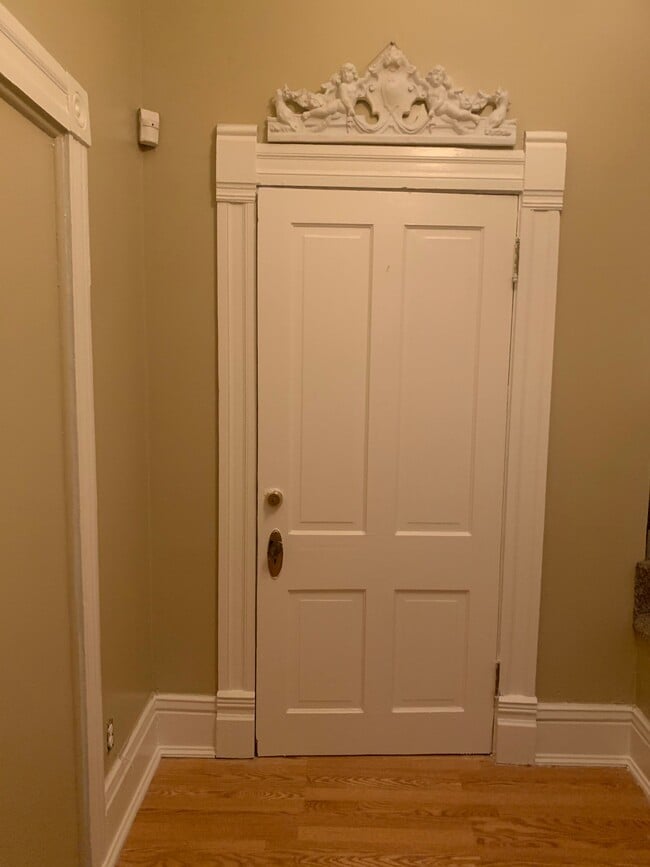 PRIVATE FOYER - 2014 Louisiana St