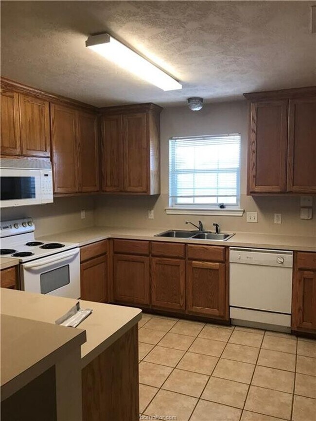 Foto del edificio - EXCELLENT 3/3 DUPLEX- PRELEASE NOW!