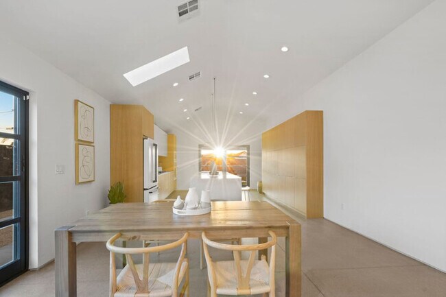 Foto del edificio - Modern Home w/ Heated Pool