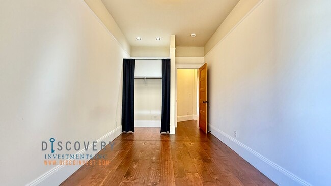 Building Photo - SOMA Top Floor Condominium for Immediate L...