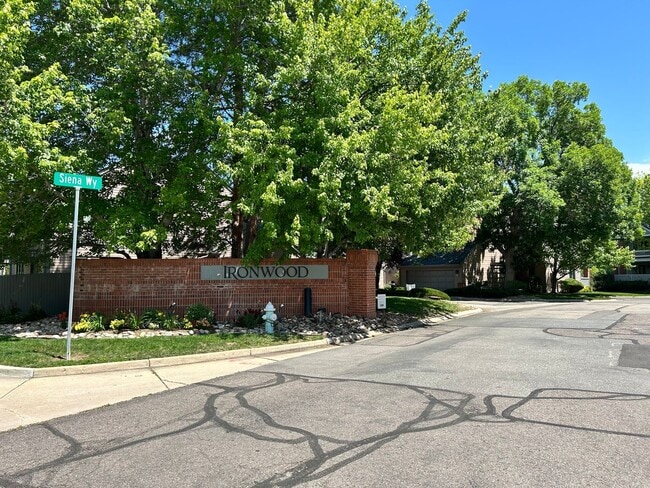 Building Photo - Gorgeous 4 Bedroom Townhome Steps from Bou...