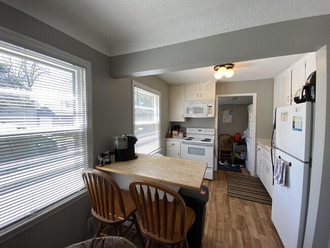 Building Photo - Charming 2 Bed/1 Bath St Louis Park Home -...
