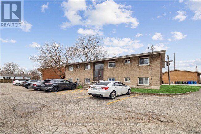 Photo du bâtiment - 2350 Queensway Dr
