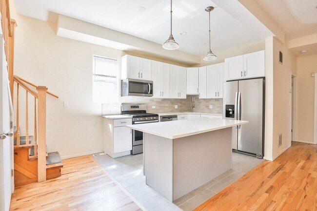Building Photo - RARELY Available 2bed/2bath/2 Level Coach House in the HEART of Wicker Park! Central Air, In-Unit...