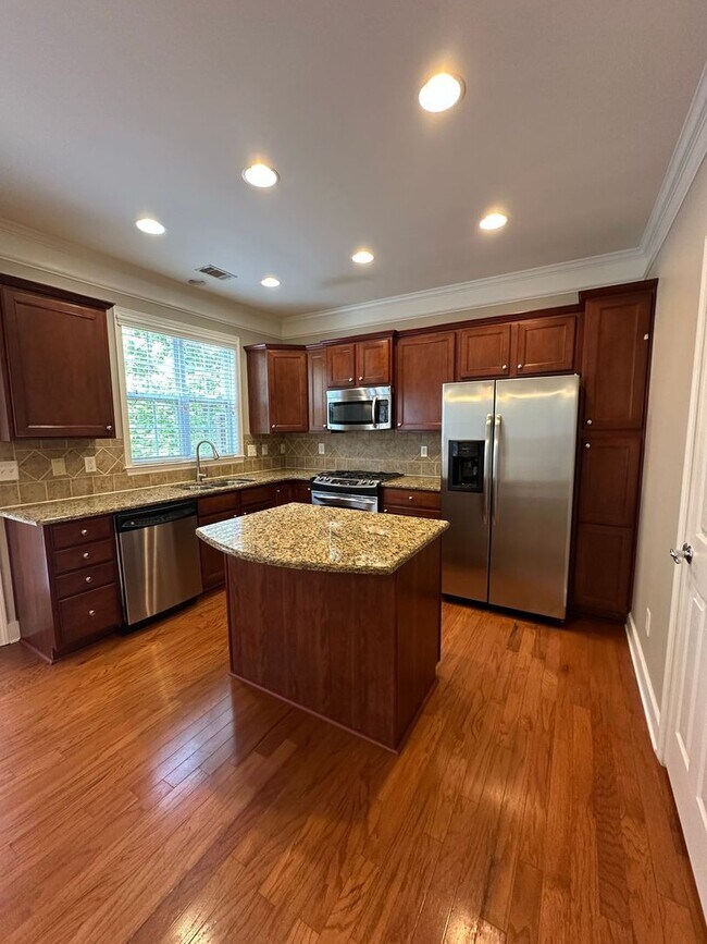 Building Photo - Updated 3BR/3.5BA Townhome with Pool Acces...