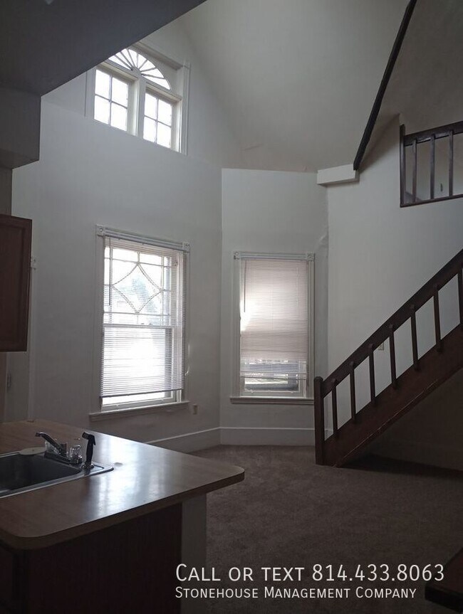 Building Photo - Nice Conveniently Located 2 bedroom with L...