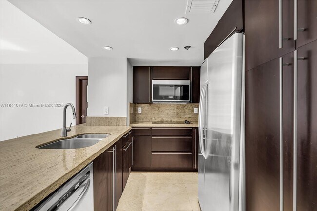 Foto del edificio - 540 Brickell Key Dr
