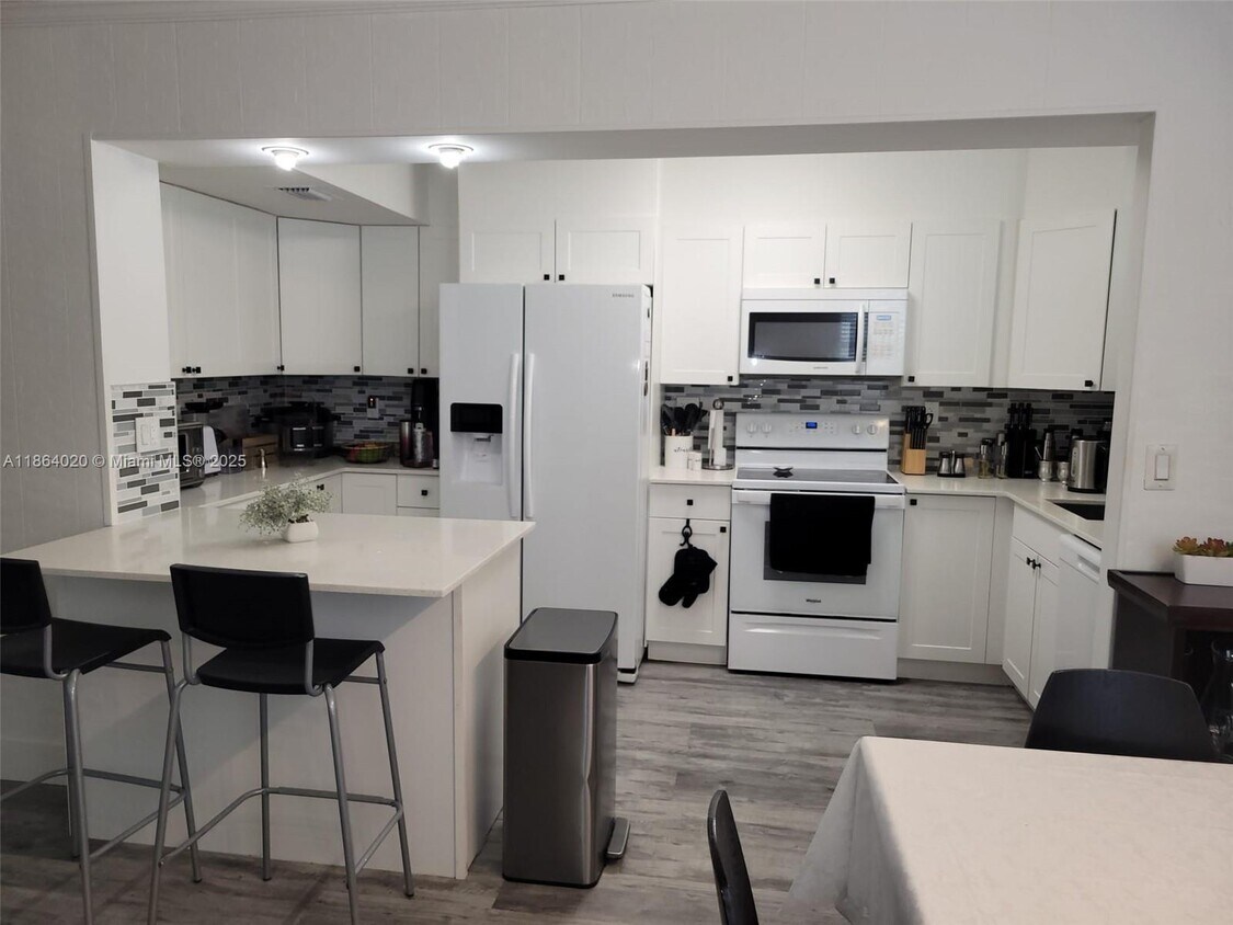 Primary Photo - 20350 W Country Club Dr