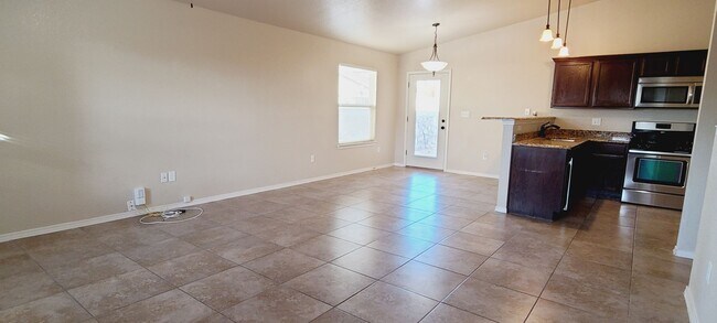 Foto del edificio - Gorgeous 3 bedroom 2 bath home in East El ...