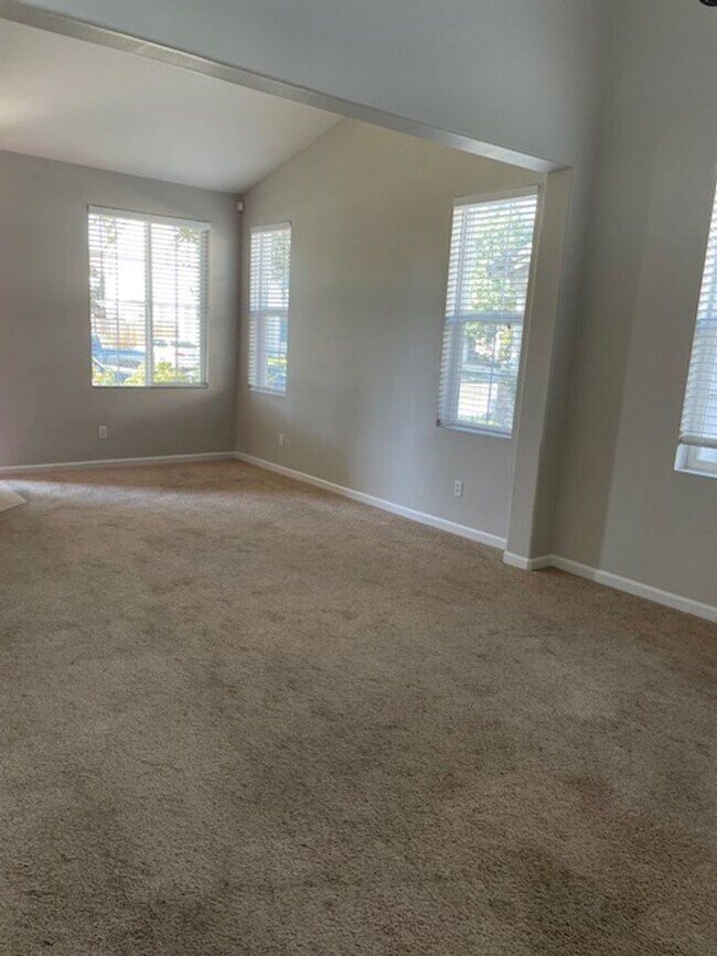 Foto del edificio - Beautiful 4-Bedroom Home for Lease in Trac...