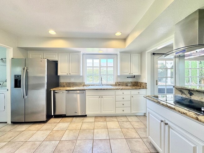 Building Photo - Beautiful 5B/2.5BA Home With Office Locate...