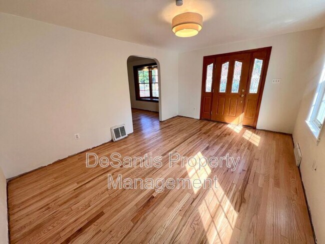 Foto del edificio - 1532 Greencrest Dr