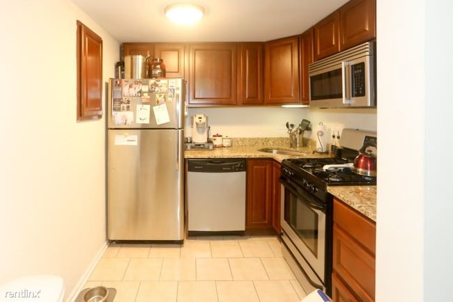 Building Photo - 852 W Buckingham Pl