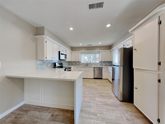 Building Photo - 807 Chateau Pl
