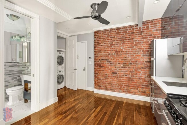 Building Photo - 1590 Lexington Ave