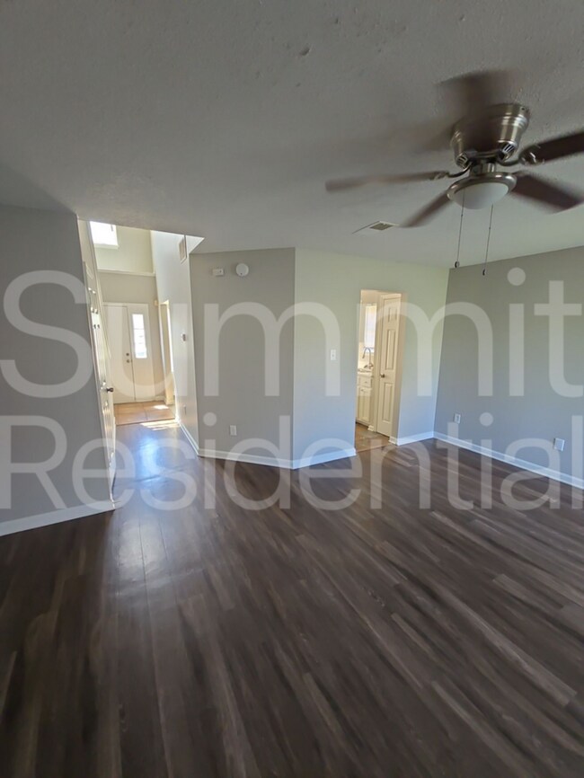 Foto del edificio - 4560 Longtree Ave