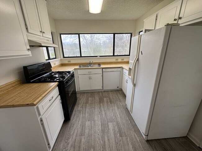 Foto del edificio - 601 Kings Way - Pending Application