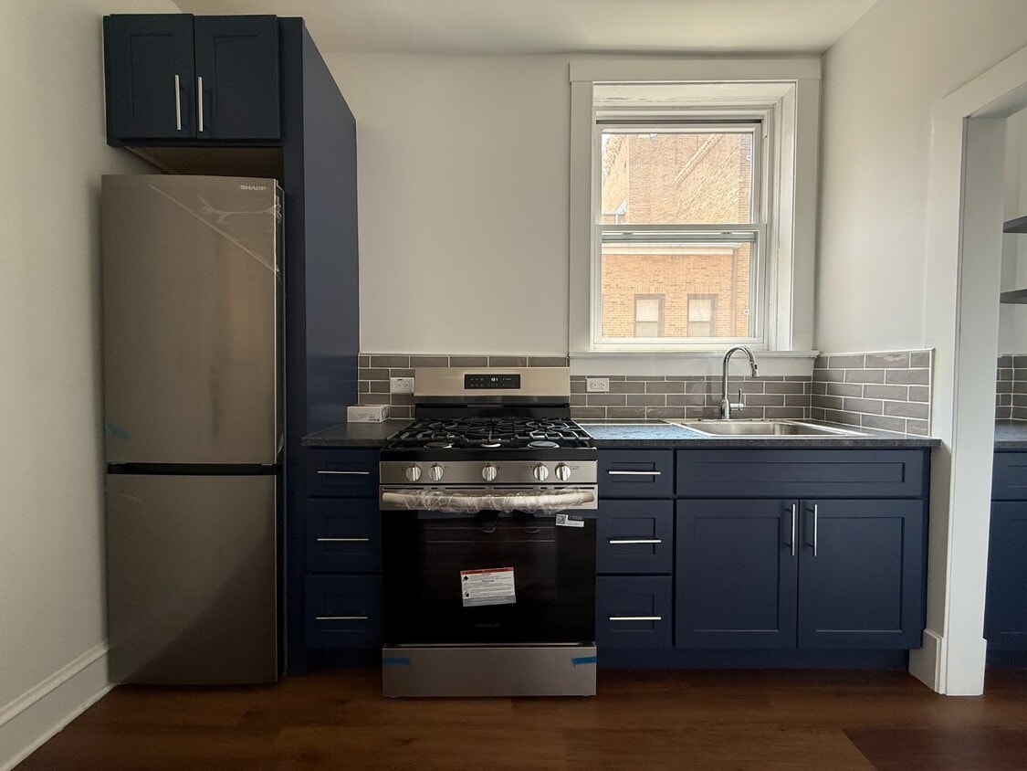 Primary Photo - ?? Bright & Spacious 1BR in Hyde Park – He...