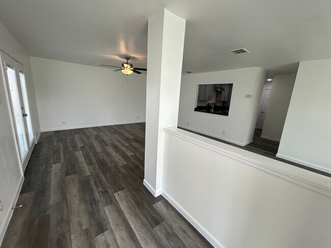 Foto del edificio - ** Application Received** AVAILABLE NOW! 3...